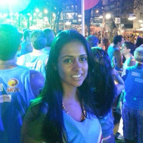Esposa, filha. Publicitária, Assessora de Imprensa, formada e pós-graduada em Comunicação Social. De forma geral, uma boa garota!