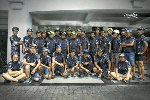 Since 2011, we're a fixed gear family, ride & rolling through Surabaya roads & dusts. Follow & join the venture.