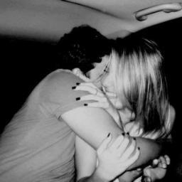 tumidr0ga_'s profile picture. 'para qué drograse existiendo tú sonrisa..'