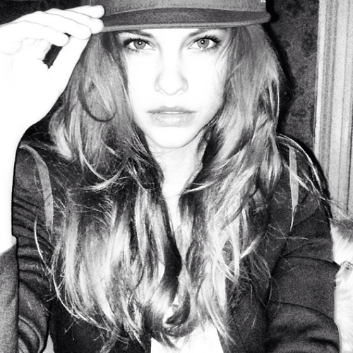 xHaleyMaloneLO's profile picture. I am getting so hot I wanna take my clothes off! oh no no no I'm not like that I have other clothes on underneath.