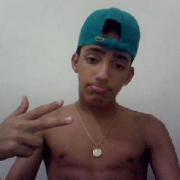 um mlk fmz alegre cheio de vida pela frente e q quer realizar o seu sonho algum dia... !!!!
:P