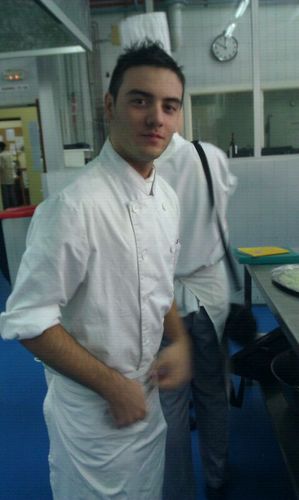 aficionado al futbol y estudiante de cocina ;) me encanta cocinar jajajaj