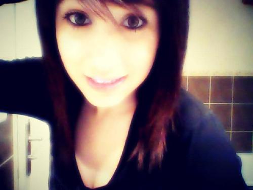 Je dirais que tu es mon essentiel tu dira que je suis ta chienne. Melissah 16ans Amoureuse