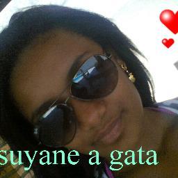 amo musica,adora cantar,meu grande sonho e ser cantora,e amo 
roxo