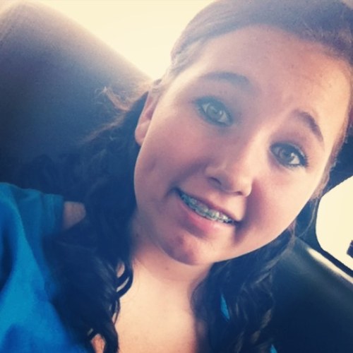 My name is Rileigh , i loveeee to dance and make that green button blue ! (;
