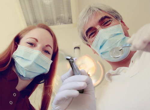 In unserer Zahnarztpraxis erwartet Sie ein hochqualifiziertes Zahnärzteteam, das aus mehreren Implantologen, Mundchirurgien und Fachzahnärzten besteht.