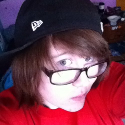 Well im 13 broken hearted looking for a new relationship 100% follow back and im here if u wanna talk ...... I am single and bi, if you love me tell me!!!!