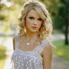 SaraEmma7's profile picture. A woman whose smile is open and whose expression is glad has a kind of beauty no matter what she wears.