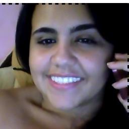 tem uma coisa que faço muito bem, bem até demais. Fingir ser forte. Finjo tão bem que consigo enganar até a mim mesma[…] Poucos sabem, mas sou tão frágil