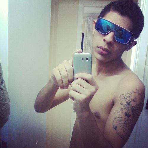 Oi XD sou amante de música, 20 anos, solteiro, sagitariano. Adoro fazer novas amizades. Me add no face ^_^ bjs