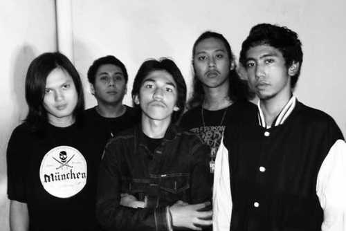 We are Vicious Circle, metalcore/hardcore band from Indonesia Since 7 May 2010
 Christofer Bertho @donyrindras @ChristianJam777 @HarlyF @Peterzepp
