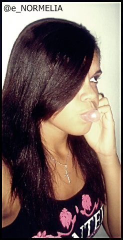 - éн . .
αquelα meniiniinнaa cresceu '
αmαdureceu e αprendeu α ver o mundo
com outros olнos*