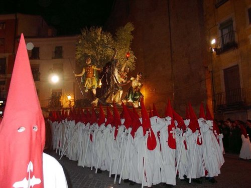 Viva la Semana Santa Conquense, porque es la más bonita de todas. Y que vivan todos los banceros y nazarenos que se sacrifican por Jesús.