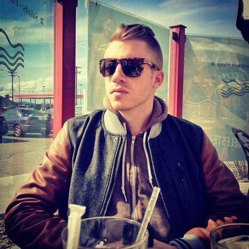 Avant il était pas connus mais maintenant tout le monde le crois pour un dieux : Macklemore_love_enorme_peace.