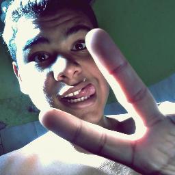 Idiota, mas feliz.