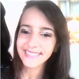 Meeiga e abusada Kk ' SQN , apenas sincera :)) e muito sorridente amo tirar fotos ^_^