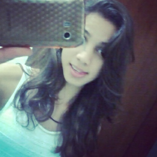 engraçada,tímida,complicada,cristã, essa sou eu,aaah e tbm CORINTIANA