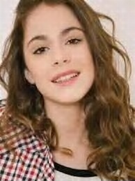Hola mi nombre es Martina Stoessel soy cantante y actriz en la serie de Television,Violetta