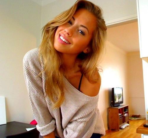 17, love volly ball, you know beauty isn't everything. Live life to the fullest.