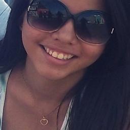 Eu que vivo com α cαbeçα nα luα, com músicα no ouvido e corαção nα bocα :) ' Eu sorrio bonito e deixo os outros querendo sαber o segredo que me fαz feliz;XD