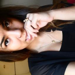 Chata, Complicada, Se acha demais, auto confiante, Orgulhosa ao estremo, Amiga pra todas as horas, Estremamente vaidosa, Sincera ao ponto de arrogancia...