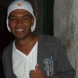 sou cantor e compositor gosto muito de musicas romanticas pôs elas fazem tocar o coração dos apaixonados.