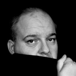 Je suis écrivain... I am a writer... Et j'écris des polars. I write crime fiction. Avec de l'humour. With humor. Et des femmes nues. And naked women.