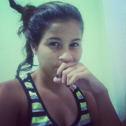 Feia mas feliz u.u b.f.f dela aq lucas fabiano :)