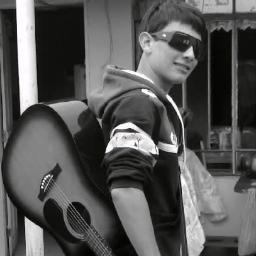 sou musico, formo dupla com meu primo, adoro comer massas, tambem nao consigo viver sem net,    gosto da minha vida como ela eh!!! ''