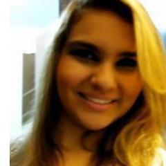 Não sou de demonstrar sentimentos,mas sou cheio deles.Eu sofro em silêncio,amo com o olhar. E falo por sorrisos.