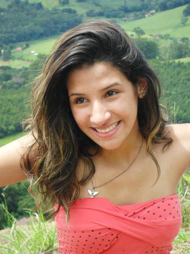amoo saiir com amigos ,gostoo de x-burg,gosto de viajar com a familia e explorar lugarees♥