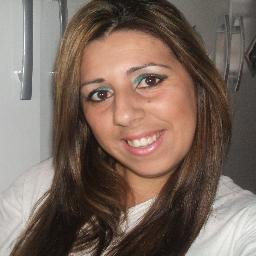 sou alegre , adoro makes e esmaltes!!!