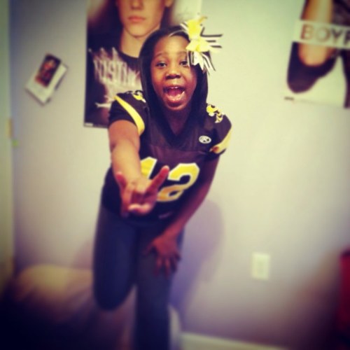 - I like to keep real , if you don't like it , unfollow me . But on the hand you'll enjoy me tweets .
