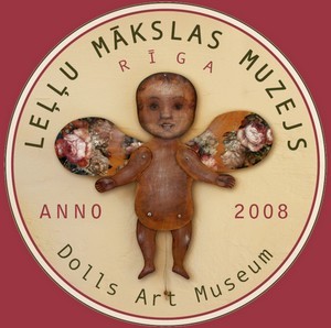 Leļļu un rotaļlietu kolekcija, leļļu un rotaļlietu veikaliņš, iespēja svinēt dzimšanas dienas un rīkot dažādus pasākumus.