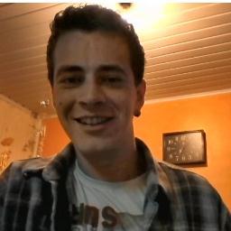 Não tenho rotulos, e nao me apego as coisas e as pessoas apenas vivo por onde a vida me levar!