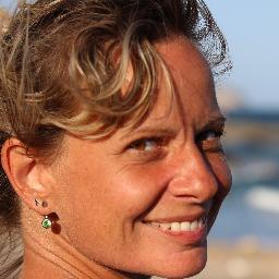 Actriz de doblaje, por herencia genética. Niños, niñas y mujeres hasta 30 años. Canto.