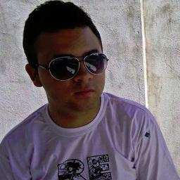 - Sorria bonito e deixem os outros querem descobrir - qual é o segredo que faz você sorrir !                      Dan Brown *-*     #Alegria& #Ousadia!