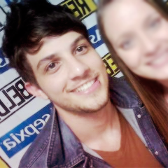O sorriso que me leva ao céu,o olhar que me cativa,o jeito que me desconcerta,a pessoa que me fascina. @chayleao ♥ Since: 25/12/12