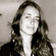 Digital Strategist & SMM Manager, vorace appassionata di musica, fanatica bassottista, portatrice sana della sindrome da penna rossa.