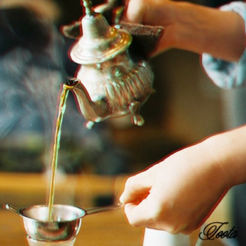 ٱبتَسم ، فَأنت لا تَعلم أيُ باب مِن الأمَل تفتحھ لغَيرك