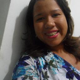 Geminiana, estudante de administração, uma pequena menina com sonhos de uma grande mulher. vivendo num mundo surreal e estressante, tentando apenas ser feliz!