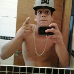 http://t.co/uNWGkjnl5V Moreno alto bonito e sensual ( se você viu alguém assim não sou eu)