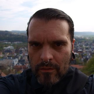 Conté di Balestra, Dipl.Inf., Wissenschaftler, Geek, Exzentriker, Philosoph, Misantrop, Tierfreund, Jaguar Fahrer.
