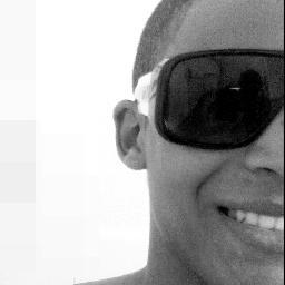 Akelee Garotinhoo Sinplees,, Meeigoo..
que se diverti com a vida ela boa ou nao ,