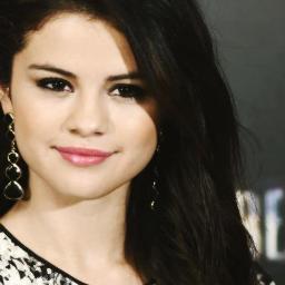 I'm  fan of your way, I'm  fan of her clothes, I'm  fan of this smile plastered on her mouth .. @selena gomez . Since : 21/11/12