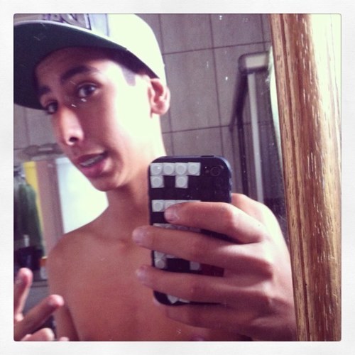 17 anos, andar de skate é minha vida, gosto de rap,rock, odeio funk, num sei mais o q falar, se quizer sabe mais segue ai XD