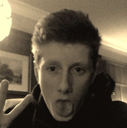 If your reading this then you may as well make that Grey button Blue. :L follow me and ill follow ya back. Subscribe to me on facebook: lloydlunn