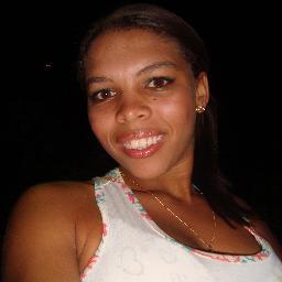 Sou divertida,alegre e  gosto de esta perto de seus amigos e da minha família...