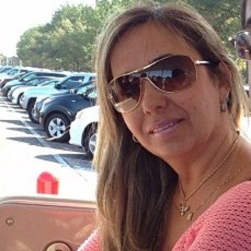Jornalista, radialista, pós-graduada em Marketing Estratégico-MBA, casada,mãe de João Luiz e Beatriz.