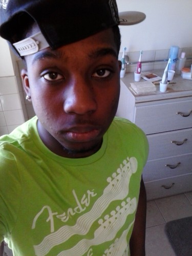 sketchboy17's profile picture. fuck a bio you can eat the barrel of a pistol i can shit out an hand grenade and piss out a missile lol